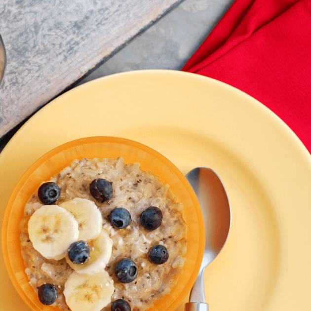 Porridge di riso integrale con mirtilli