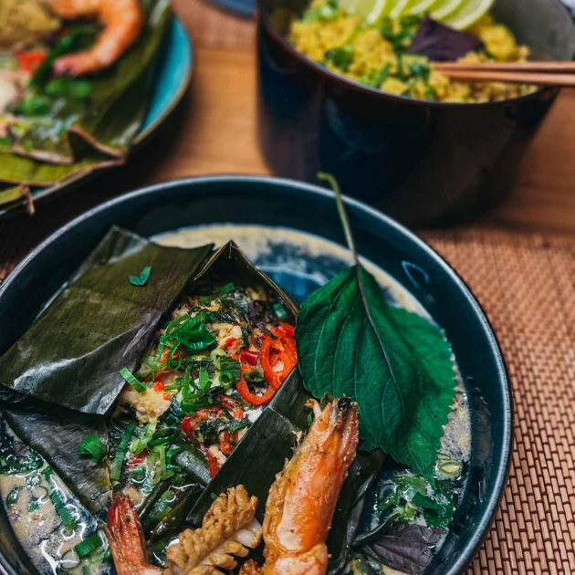 Curry rouge thaï de poisson aux moules, fruits de mer et tomate