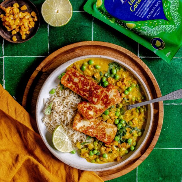 CURRY JAUNE DE MAÏS ET HALLOUMI GRILLÉ