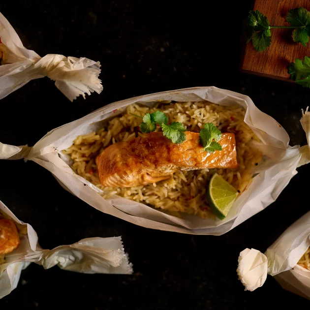 Saumon grillé caramélisé avec du riz basmati au coco, piment et citronnelle