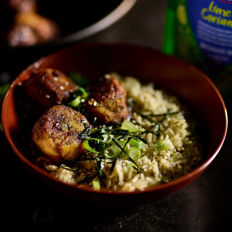 Boulettes de tofu aux épinards avec du riz basmati au citron vert et à la coriandre