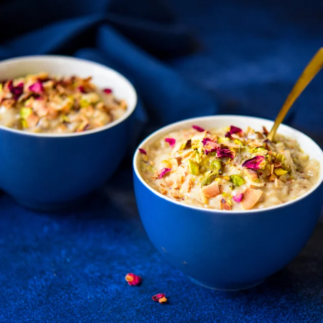 INDIASE RIJSTPUDDING MET CHAI KRUIDEN EN GEROOSTERDE KOKOSSNIPPERS