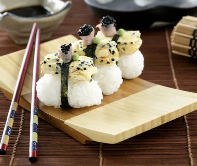 Nigiri de tortilla con arroz Sushi