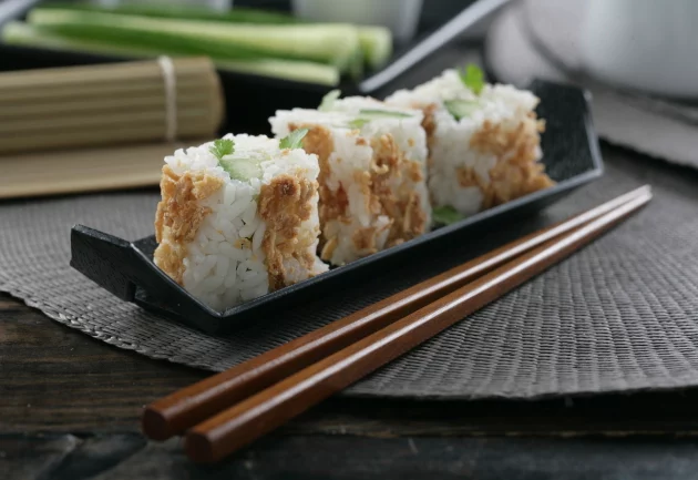 Maki sin alga, de pepino, mascarpone y cebolla frita
