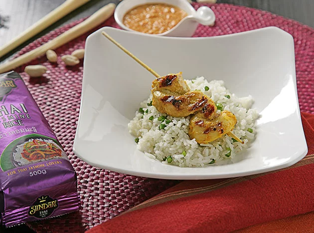 Brochetas de pollo satay con arroz blanco Thai