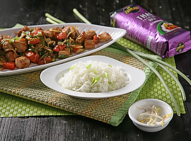 Salteado de cerdo con brotes de soja y arroz Thai