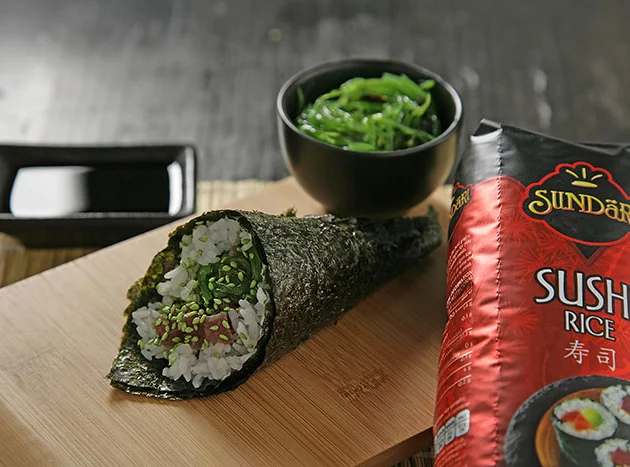 Temaki de atún y ensalada de algas