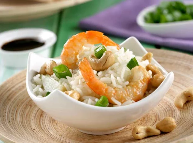 Arroz thai con gambas, coco y anacardos