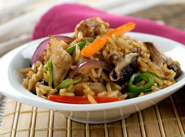 Dados de cerdo salteados con verduras, shiitake, salsa de soja y arroz Thai
