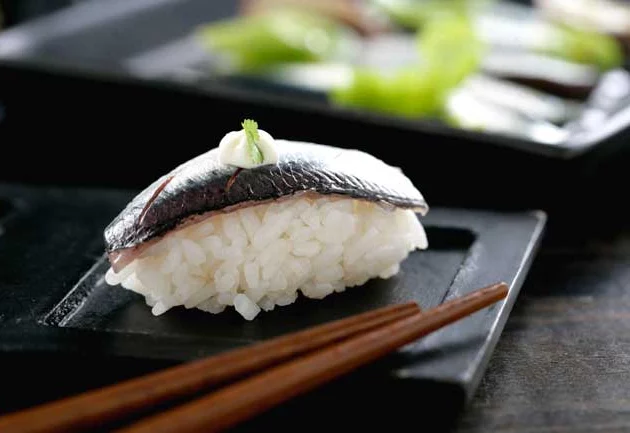 Niguiri de sardina marinada y mayonesa de sésamo