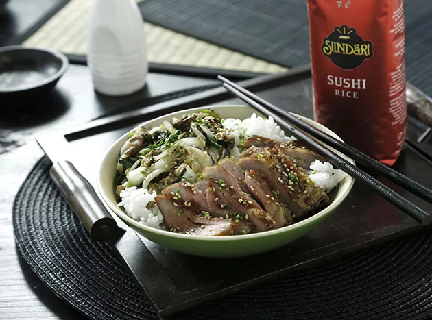 Donburi de cerdo con verduras y salsa teriyaki