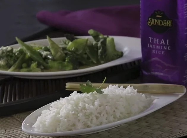 Video receta de curry verde de verduras con arroz Thai