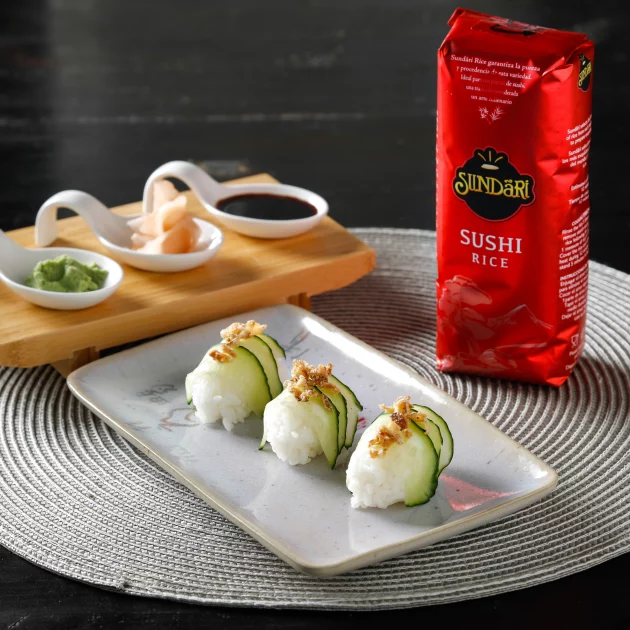 Niguiri de pepino y cebolla frita