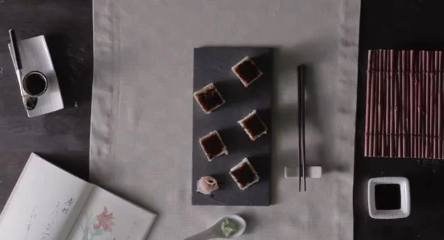 Oshizushi de pepino, aguacate y anguila ahumada