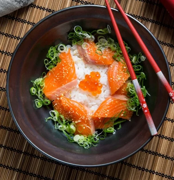 Chirashi Oyakodon de Salmón