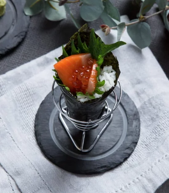 Temaki de salmón con sisho y huevas (6-8 conos)