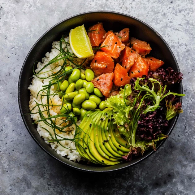 Poke de salmón con arroz basmati