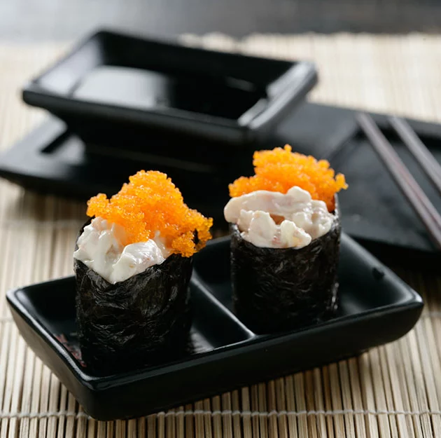 Gunkan sushi de gambas y huevas tobiko