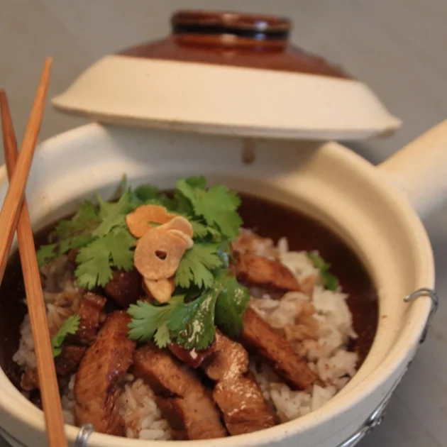 Panceta guisada en salsa roja con arroz Basmati