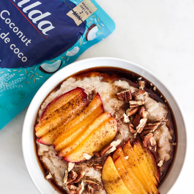 Pouding au riz à la noix de coco et aux pêches