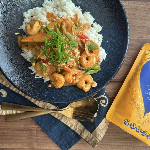 Crevettes et légumes crémeux et épicés aux noix de cajou avec du riz