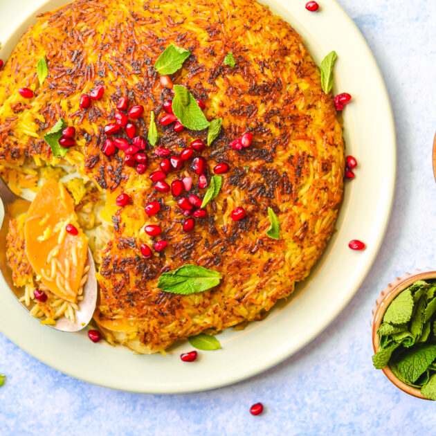 Krokante Perzische Saffraanrijst Met Granaatappelpitjes En Munt