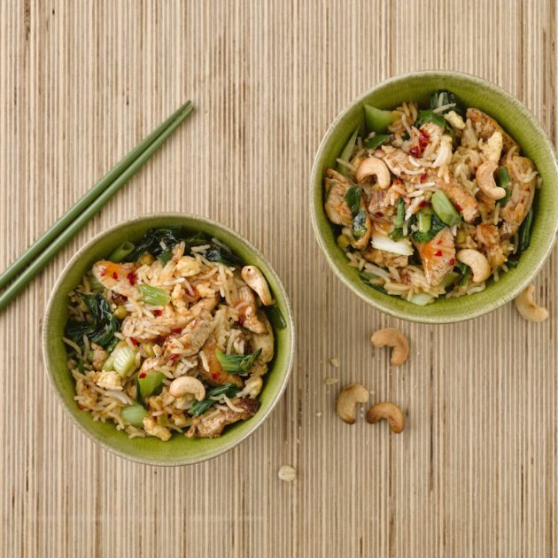 Gebakken Rijst Met Kip, Paksoi En Cashewnoten