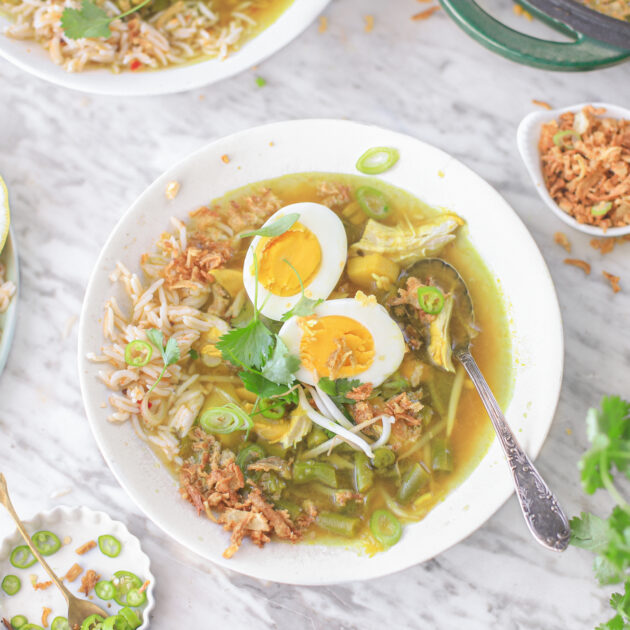 Indonesische Soto Ajam Met Basmati Rijst