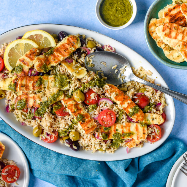 Gemarineerde en gegrilde halloumi met een warme Griekse salade