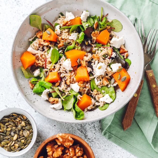 Volkoren rijstsalade met pompoen en vegan feta