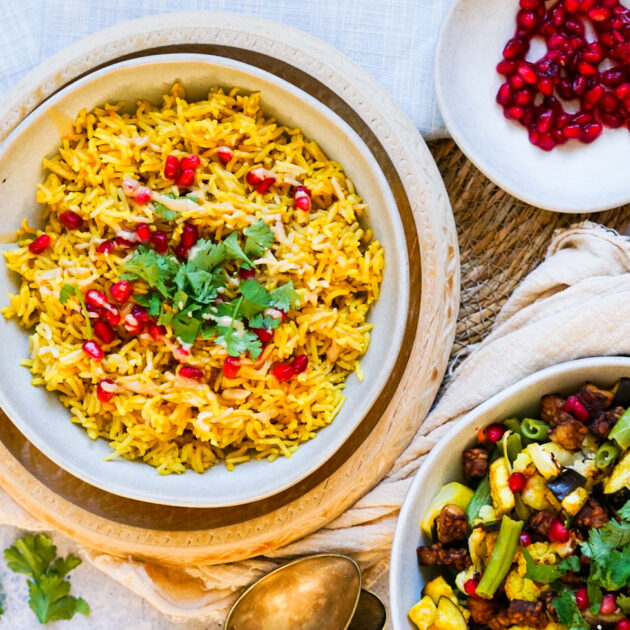 Gele rijst met geroosterde groenten en tempeh