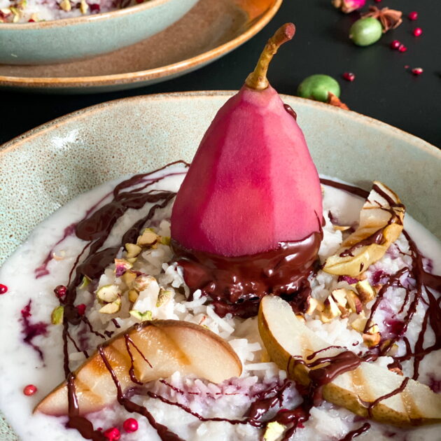 Kokos-rijstpudding met gepocheerde peer