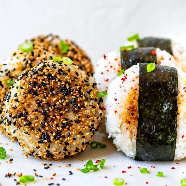 Gegrilde jasmijnrijst-patties met avocado en tonijn