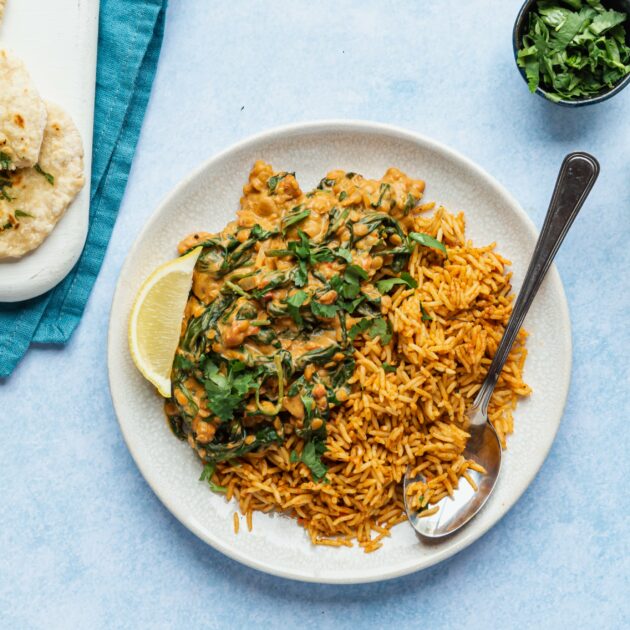 Chana dal met spinazie, rijst en naanbrood met knoflook