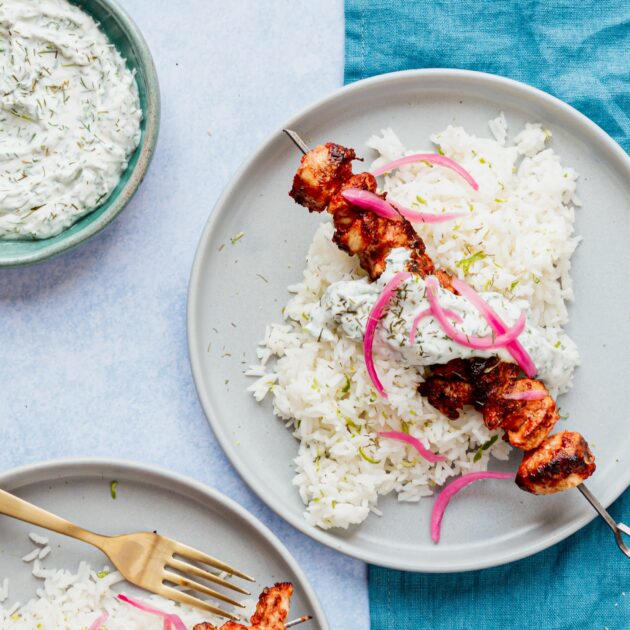 Kipkebabs met Jasmijnrijst, rode ui en kruidenyoghurt