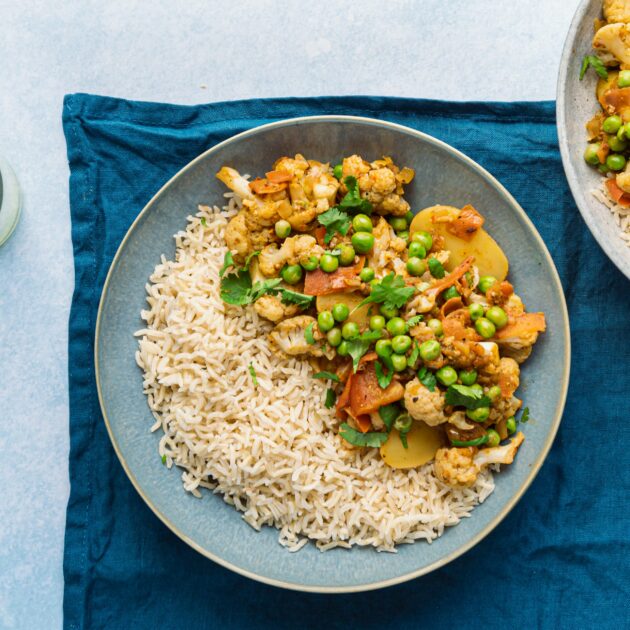 Aloo gobi mata curry met bruine rijst