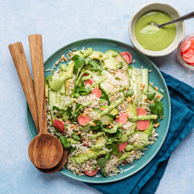 Rijstsalade met ingelegde radijs, komkommer en avocado