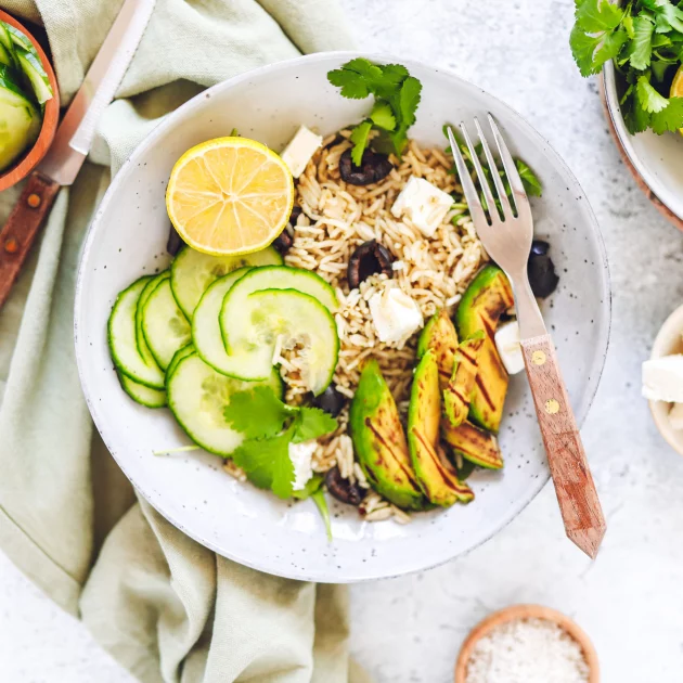 Mediterrane salade met gegrilde avocado en limoen