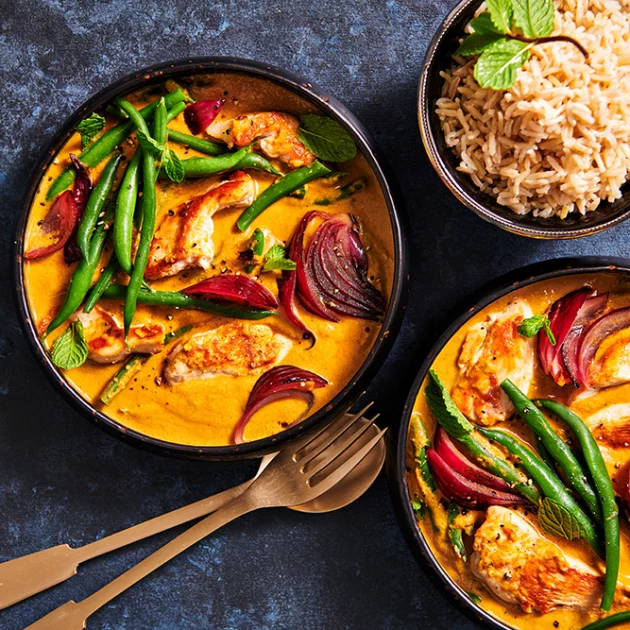 Korma met kip, haricoverts, munt en rode ui