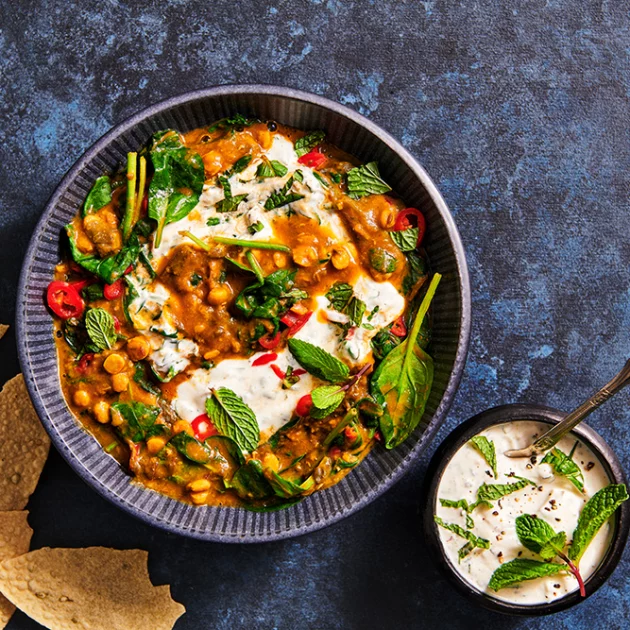 Dal palak met verse spinazie, rode peper en yoghurt muntsaus