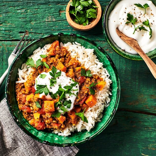 Mung bean curry met zoete aardappel en yoghurt